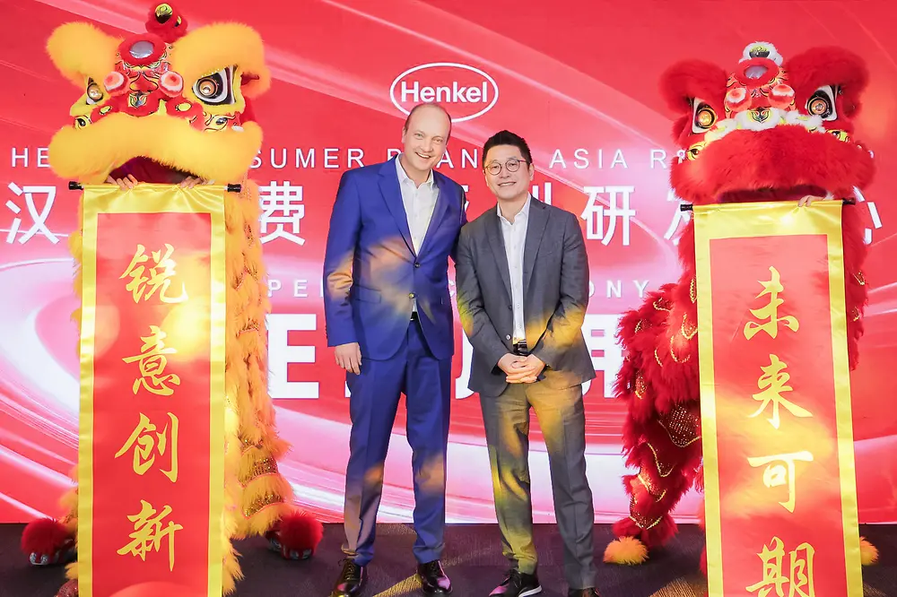 
Henkel membuka R&D Center Asia yang baru untuk Consumer Brands Dari kiri: Frank Meyer, Corporate Senior Vice President R&D Henkel Consumer Brands, David Tung, Regional President Henkel Consumer Brands Asia