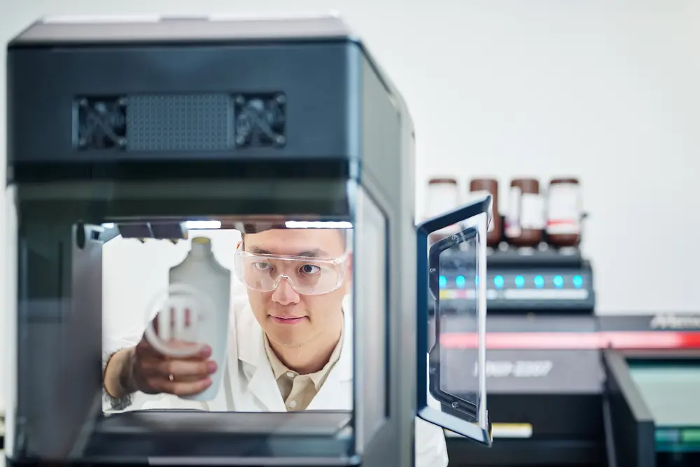 
Pakar Henkel memanfaatkan printer 3D untuk pembuatan prototipe dan pengulangan kemasan produk secara cepat, sehingga mempercepat pengembangan proyek-proyek inovatif.
