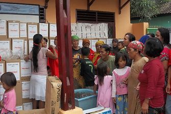 Henkel Indonesia provides emergency aid to flood victims in Tangerang