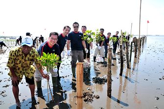 Henkel Indonesia sustainability mangrove planting activity