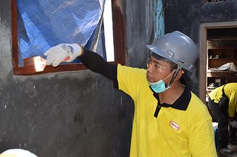 Employees of Henkel Indonesia painted the wall of a house in Tegalsari sub-district, Surabaya, under a project initiated by Habitat for Humanity Indonesia.