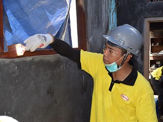 Employees of Henkel Indonesia painted the wall of a house in Tegalsari sub-district, Surabaya, under a project initiated by Habitat for Humanity Indonesia.