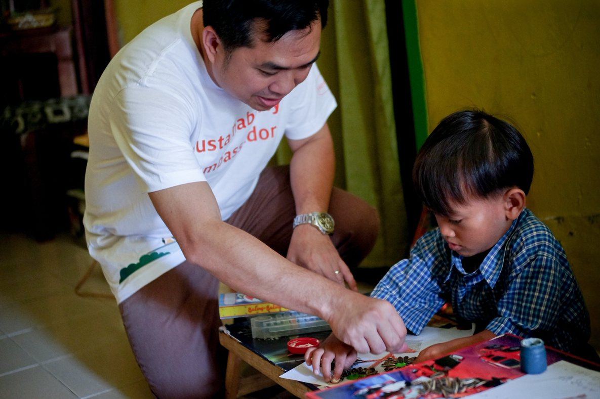 Selama kegiatan seni, karyawan melibatkan anak-anak untuk membuat karya seni bunga yang indah menggunakan biji bunga matahari