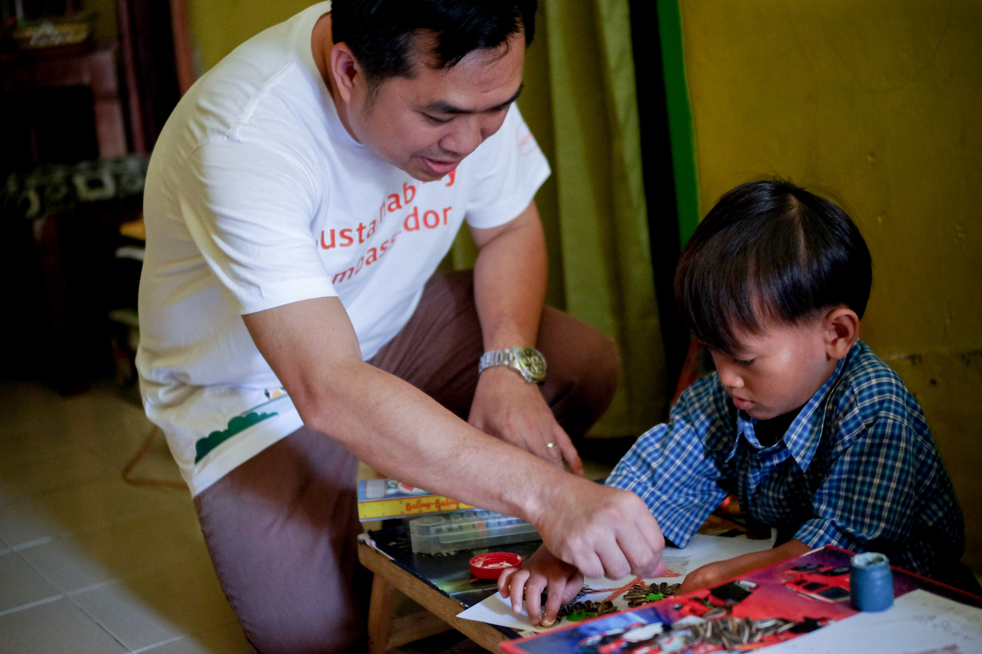 During the art activity, the children made flower artworks using sunflower seeds.