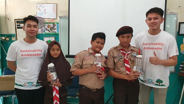 Pemenang dari permainan pembuka acara menerima gelas-gelas mereka yang dapat digunakan kembali.