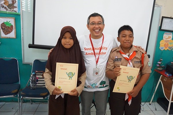 Students receiving their Sustainability Champion certificates from Henkel’s Sustainability Ambassador.