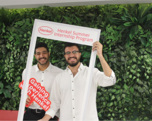 Dua karyawan Henkel bersenang-senang di sebuah acara 