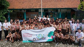 Karyawan Henkel Indonesia, yang merupakan Duta Keberlanjutan terlatih, dengan siswa dari Jurang Mangu Timur 02 di Banten, Indonesia.
