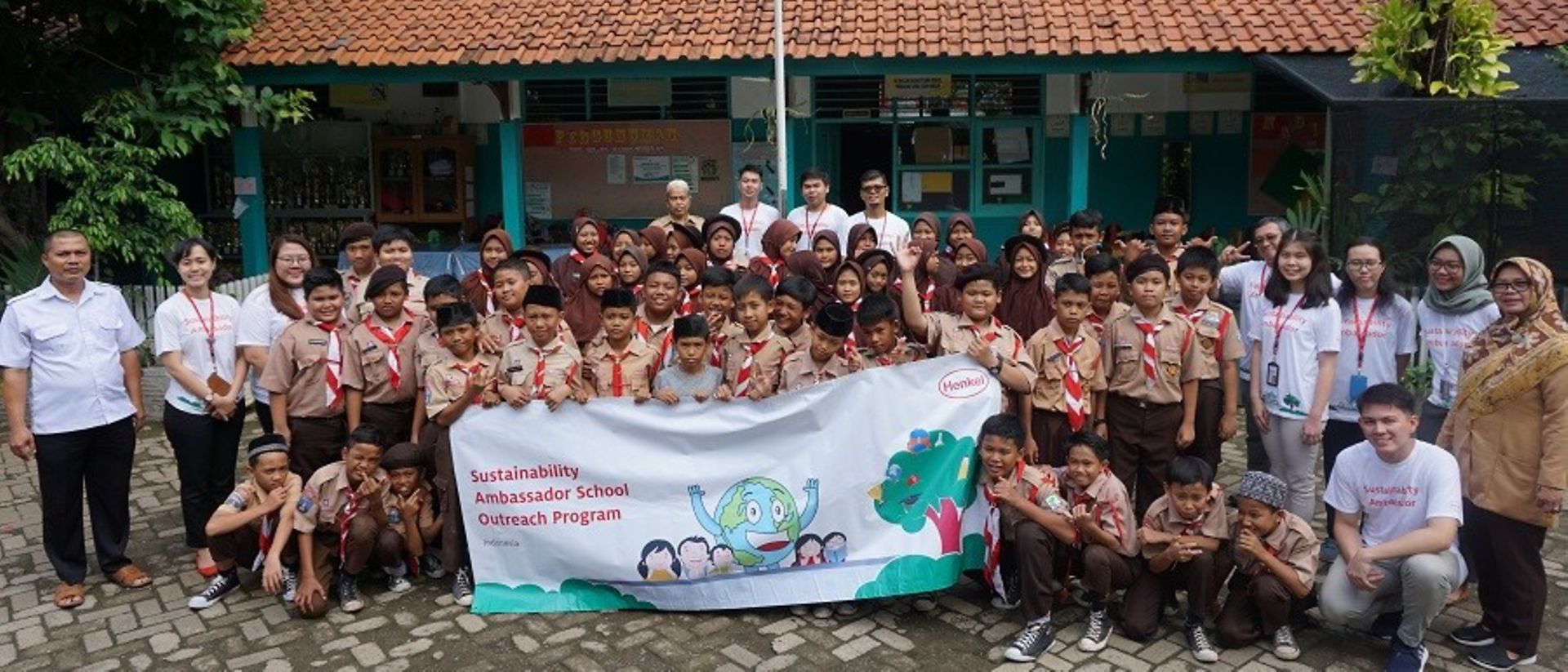Karyawan Henkel Indonesia, yang merupakan Duta Keberlanjutan terlatih, dengan siswa dari Jurang Mangu Timur 02 di Banten, Indonesia.