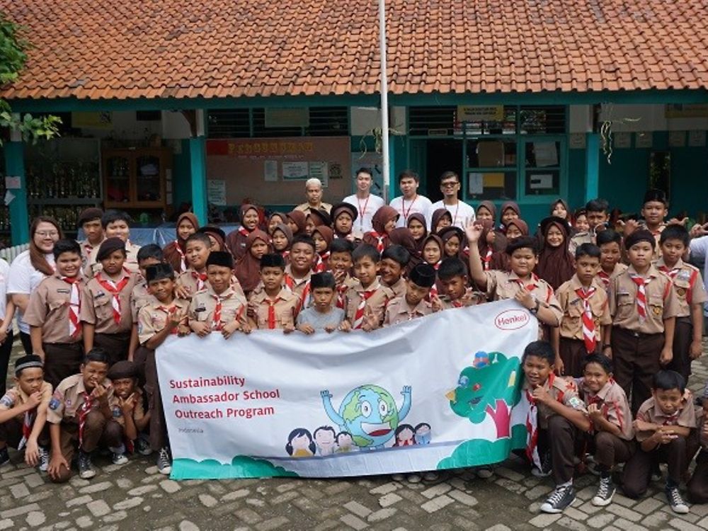 Employees of Henkel Indonesia, who are trained Sustainability Ambassadors, with students from Jurang Mangu Timur 02 in Banten, Indonesia. 