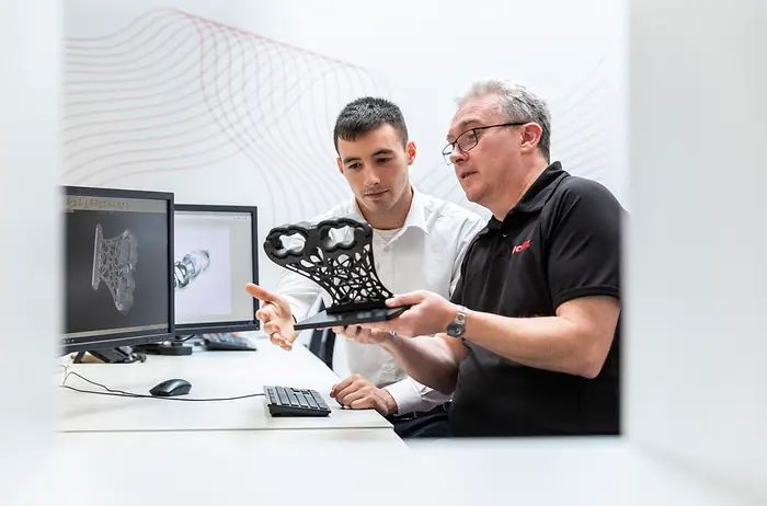 Insinyur Henkel bekerja sama dengan pelanggan di sektor otomotif dan industri untuk mengoptimalkan komponen cetak 3D.