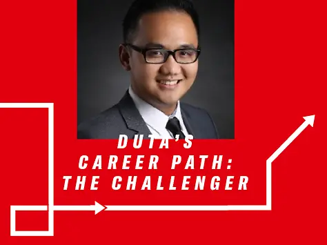 Profesional Henkel dengan latar belakang merah mengenakan kemeja putih dan jas. 
