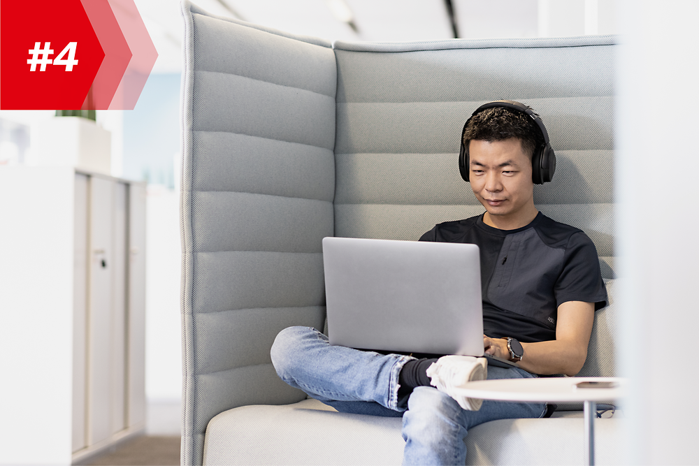 Karyawan Henkel, Hao, Kepala Pabrik Aplikasi Seluler, dengan headphone dan laptopnya