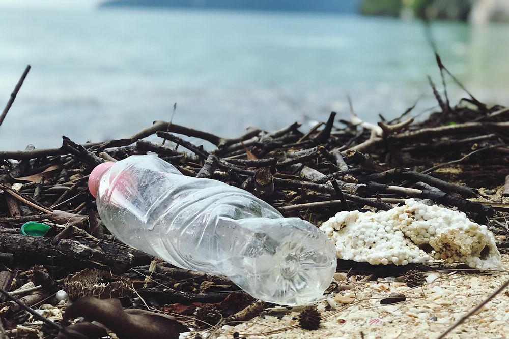 Botol plastik bekas di tepi pantai