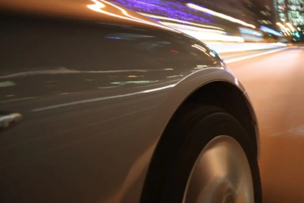 : Bagian depan samping depan bodi mobil bercat abu-abu