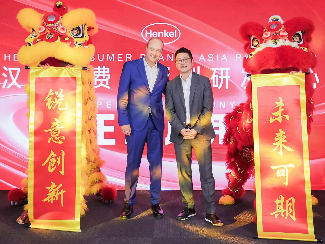 
Henkel membuka R&D Center Asia yang baru untuk Consumer Brands Dari kiri: Frank Meyer, Corporate Senior Vice President R&D Henkel Consumer Brands, David Tung, Regional President Henkel Consumer Brands Asia
