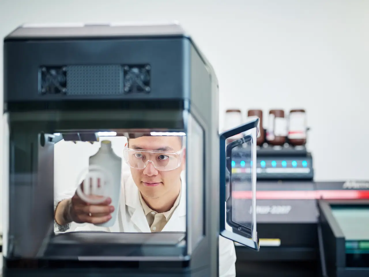 
Pakar Henkel memanfaatkan printer 3D untuk pembuatan prototipe dan pengulangan kemasan produk secara cepat, sehingga mempercepat pengembangan proyek-proyek inovatif.