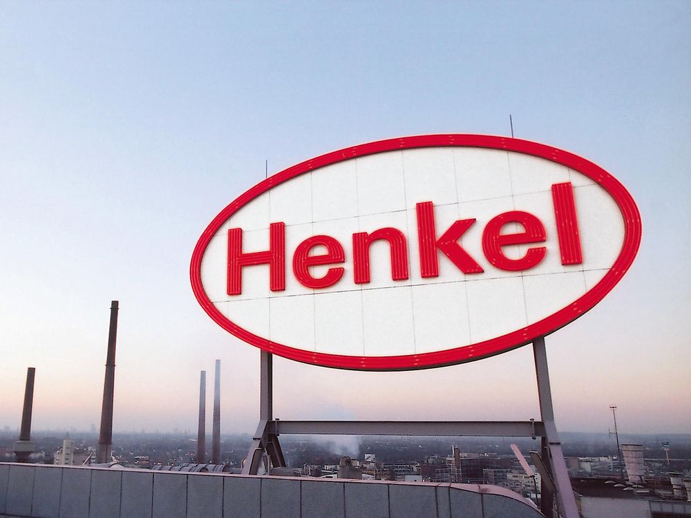Logo Henkel di atap gedung di Duesseldorf.