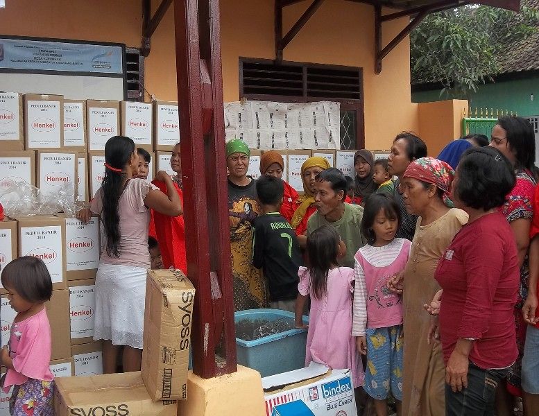 
Distribution of the care packages from Henkel to villagers of Desa Cirumpak