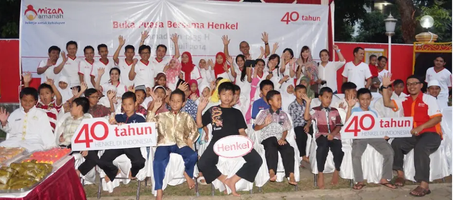 
The Henkel Indonesia team with children from the Mizan Amanah Orphanage.