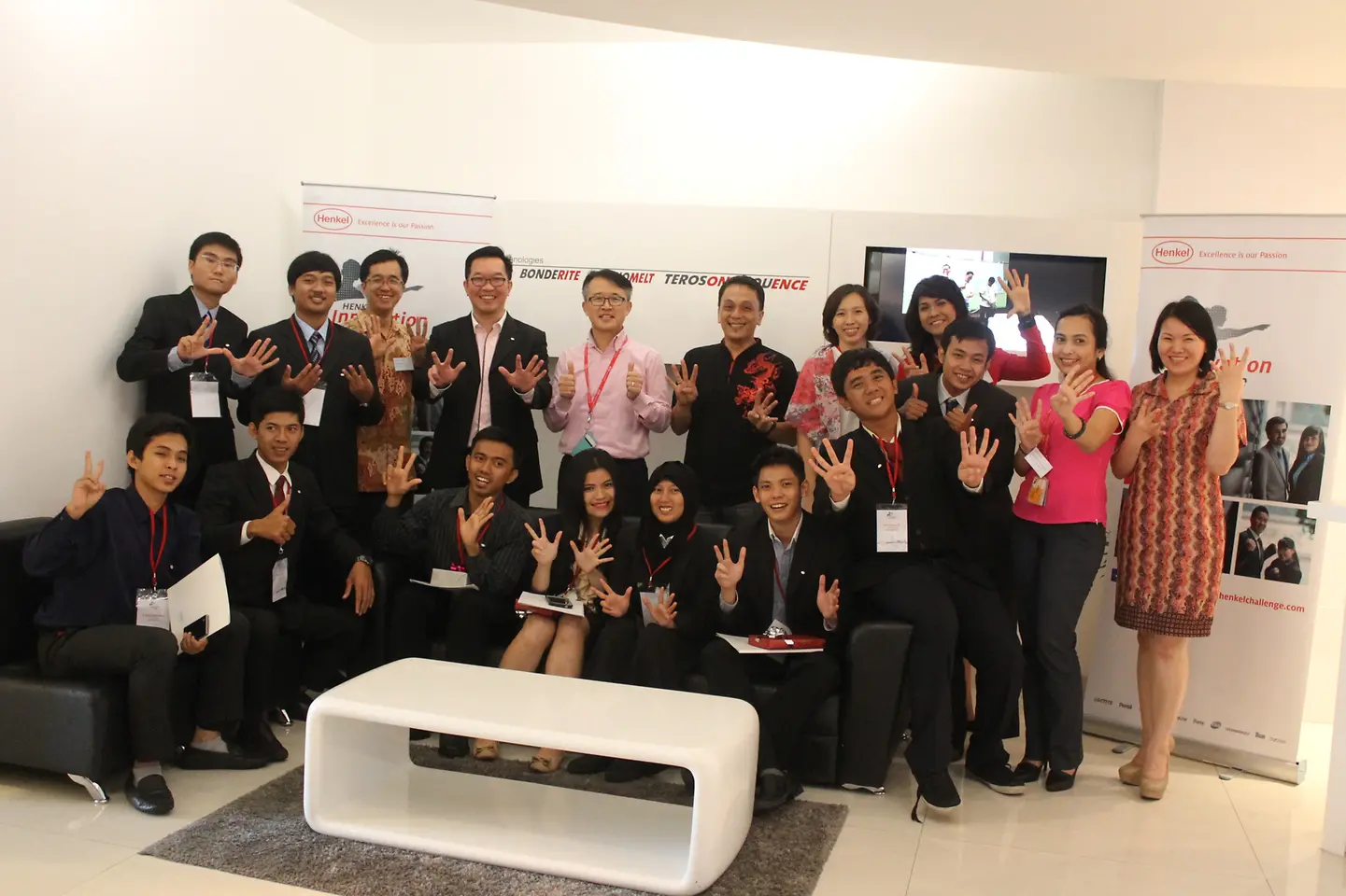 
Henkel employees and semi-finalists at the HIC Indonesia semi-final event. Winners Ratih Siahaan (seated, fourth from left) and Hariawan Christophorus (seated, sixth from left) came up with the innovative idea of an ‘Eco-Dishwashing Wrapper