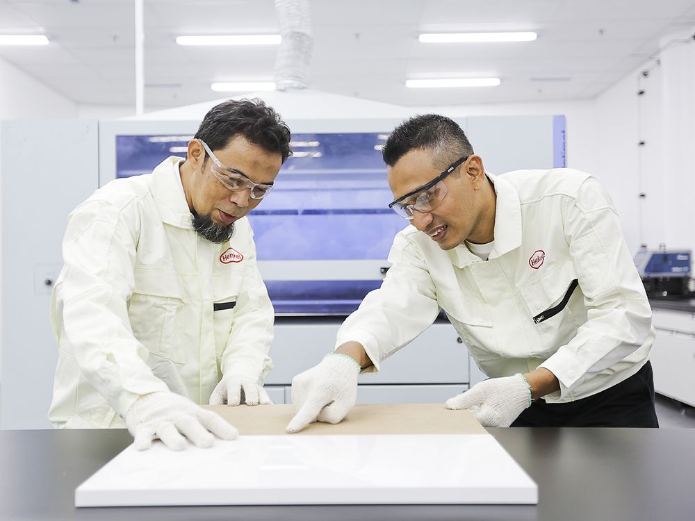 Uji kualitas di laboratorium Adhesive Technologies Tangerang