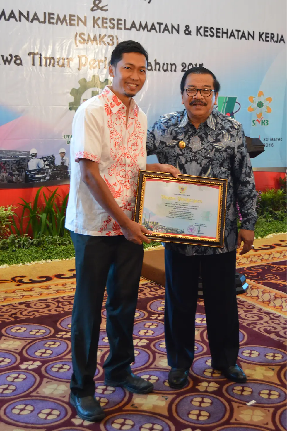 Dr. H. Soekarwo (right), Governor of East Java, presenting the award to Mashuri, Plant Manager, Adhesive Technologies, Henkel Indonesia.