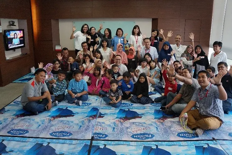 Henkel Indonesia employees and their family members during a Family Day activity.