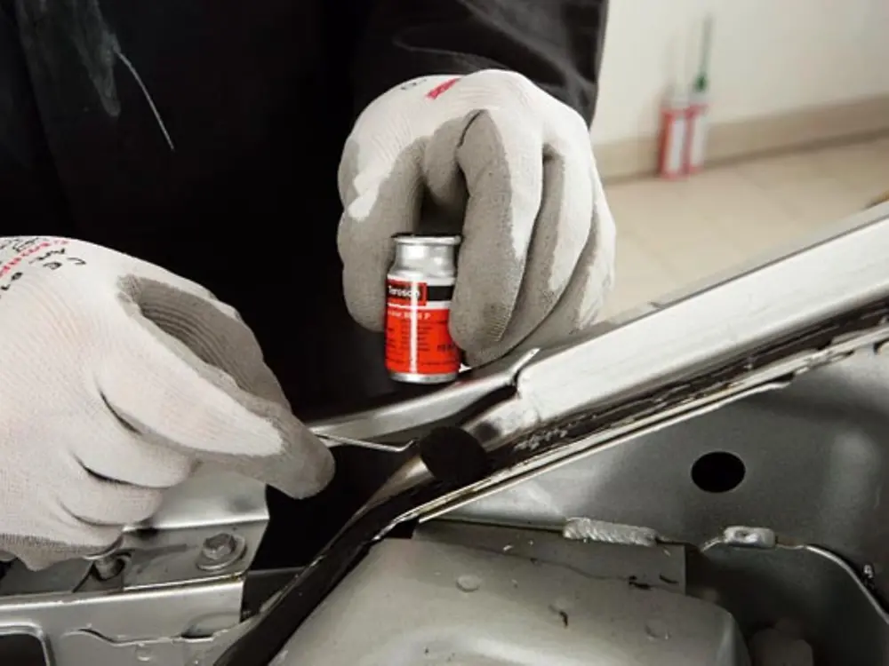 
Teroson PU 8511 is a polyurethane-based glass primer that enhances bonding strength for metals, plastics, ceramics and painted surfaces.