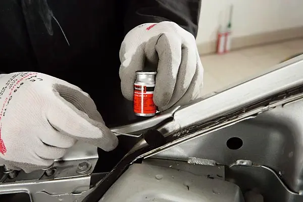 
Teroson PU 8511 is a polyurethane-based glass primer that enhances bonding strength for metals, plastics, ceramics and painted surfaces.