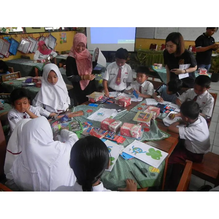 The schoolchildren of SDN Karawaci Baru 1 and SDN Karawaci Baru 5 participating actively in the coloring activity which teaches them how to conserve water and energy at home.