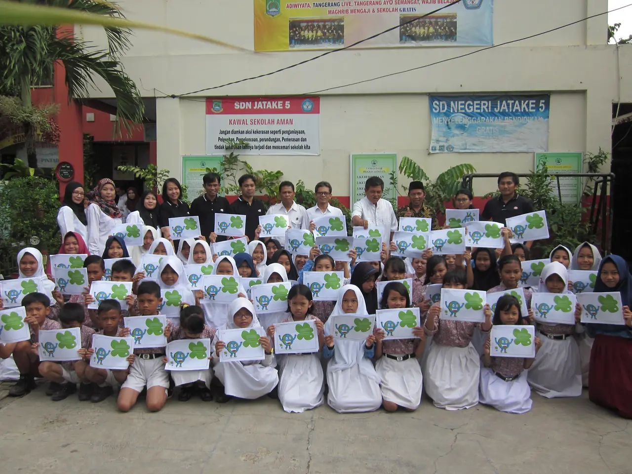 Henkel Sustainability Ambassadors together with the schoolchildren of SDN Cibodas 4 who are now certified Sustainability Champions.