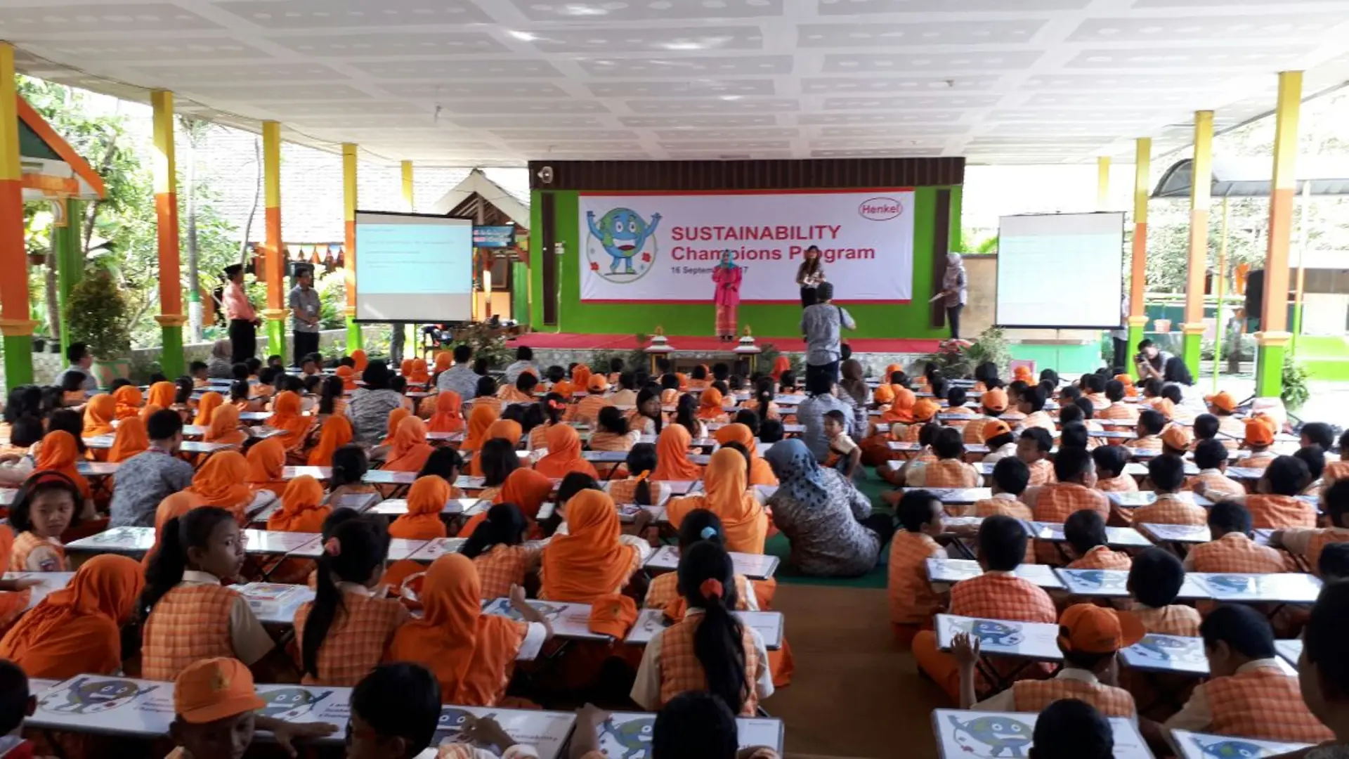 Nearly 250 students from SDN Dermo 1 in Pasuruan learn to conserve the environment through Henkel’s Sustainability Ambassador School Outreach program.