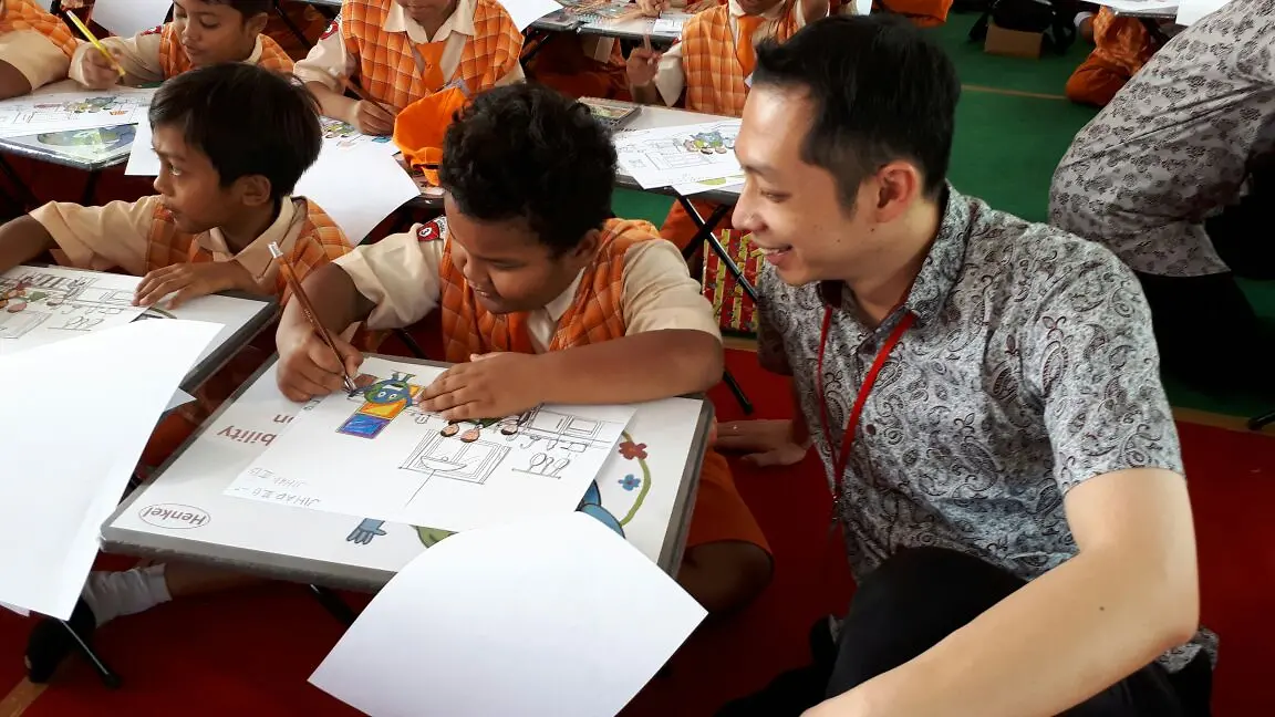 Henkel’s Sustainability Ambassadors in Pasuruan teach children daily habits of using resources responsibly and efficiently.