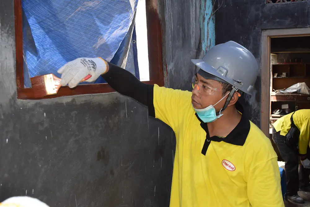 Employees of Henkel Indonesia painted the wall of a house in Tegalsari sub-district, Surabaya, under a project initiated by Habitat for Humanity Indonesia.