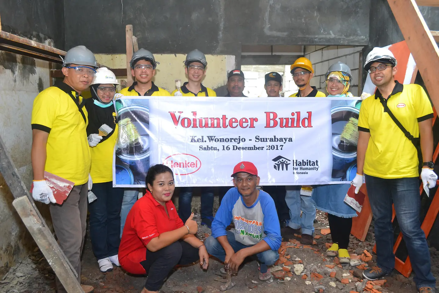  Group photo of Henkel Indonesia's employees after working on a project initiated by Habitat for Humanity Indonesia. They helped to build two houses and 13 septic tanks for the people of Tegalsari sub-district in Surabaya. 