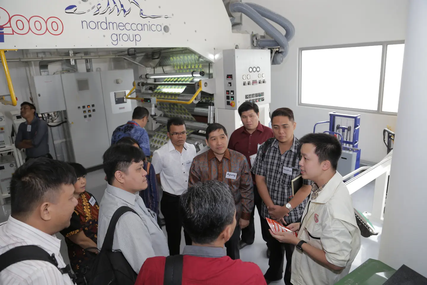 Henkel’s expert explaining the capabilities of our laminator machine for flexible packaging.