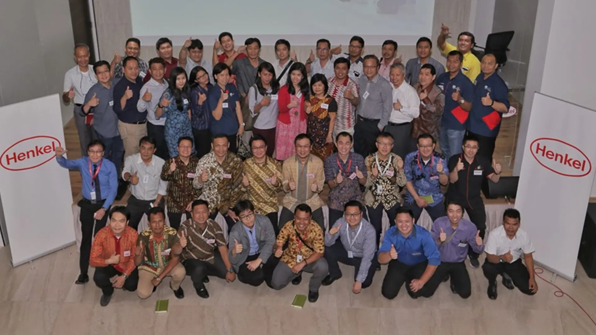Group photo of the team from Henkel Indonesia, with distributors from 16 companies. 