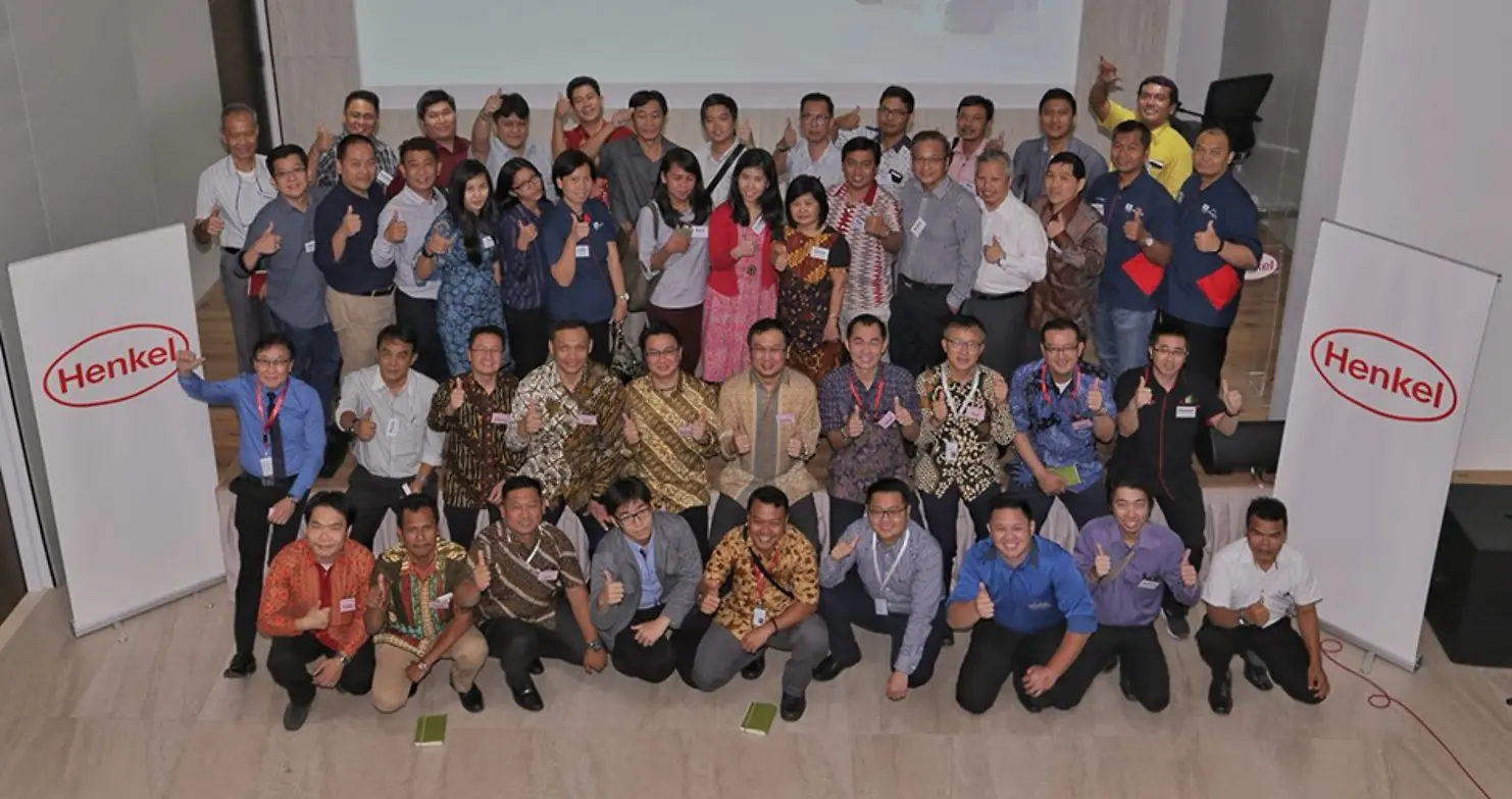 Group photo of the team from Henkel Indonesia, with distributors from 16 companies. 