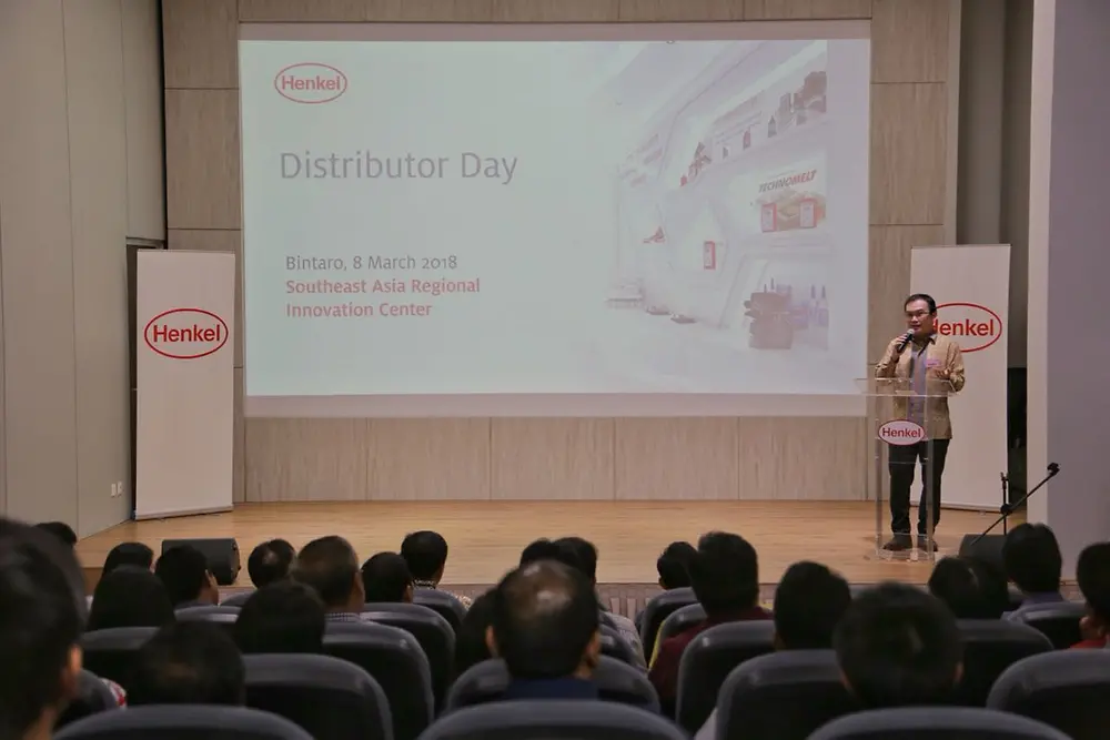 Lucky Lee, President of Henkel Indonesia, thanking the distributors for their commitment and contributions.