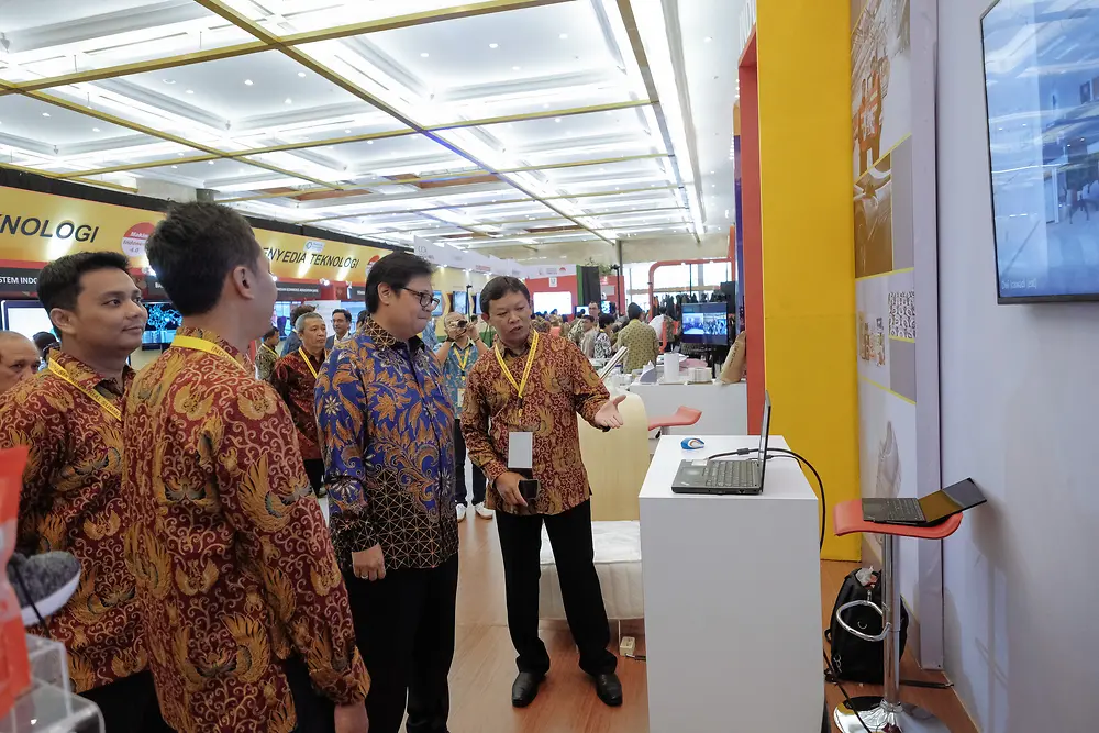 Minister of Industry Airlangga Hartarto at Henkel’s booth at the Indonesia Industrial Summit 2018.