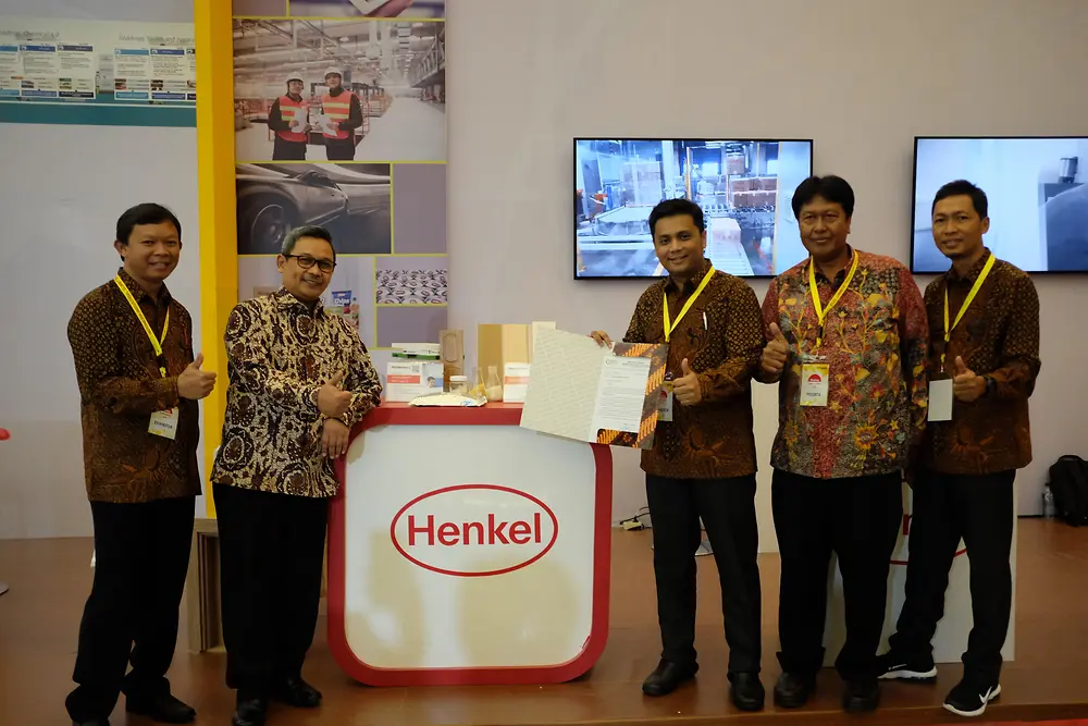 Henkel Indonesia received a letter of appreciation from the Director General of Chemical, Textile and Multi Various Industry, Ministry of Industry of Republic of Indonesia, Bapak Achmad Sigit Dwiwahjono (second from left). 