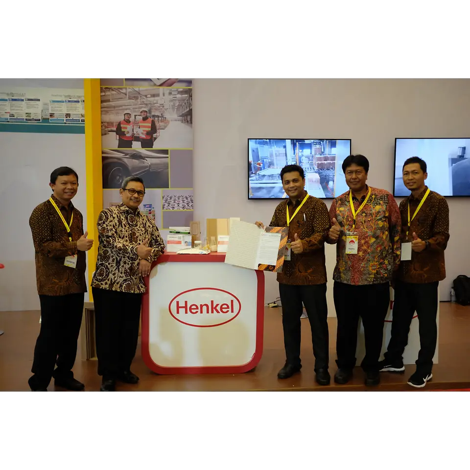 Henkel Indonesia received a letter of appreciation from the Director General of Chemical, Textile and Multi Various Industry, Ministry of Industry of Republic of Indonesia, Bapak Achmad Sigit Dwiwahjono (second from left). 