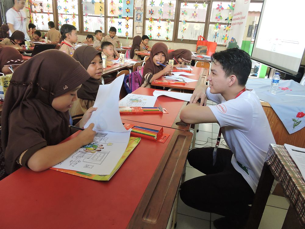 Employees of Henkel Indonesia taught 120 students at two elementary schools in South Tangerang about sustainability in their daily lives.