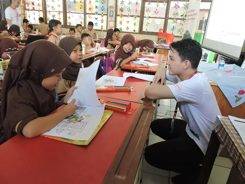 Employees of Henkel Indonesia taught 120 students at two elementary schools in South Tangerang about sustainability in their daily lives.