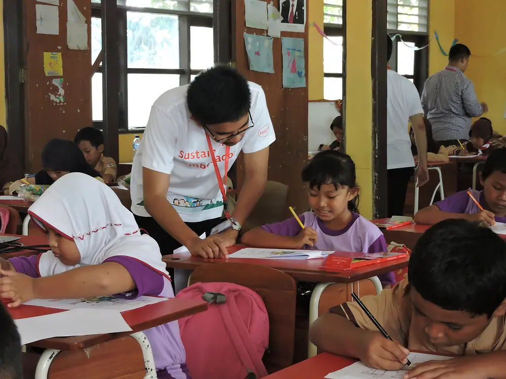 Henkel’s Sustainability Ambassadors educated the students on how to reduce energy, water and waste in the kitchen, bathroom and living room through a coloring activity.
