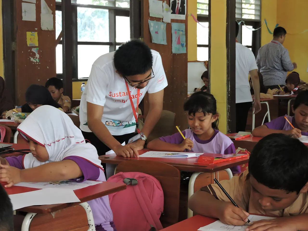 Henkel’s Sustainability Ambassadors educated the students on how to reduce energy, water and waste in the kitchen, bathroom and living room through a coloring activity.