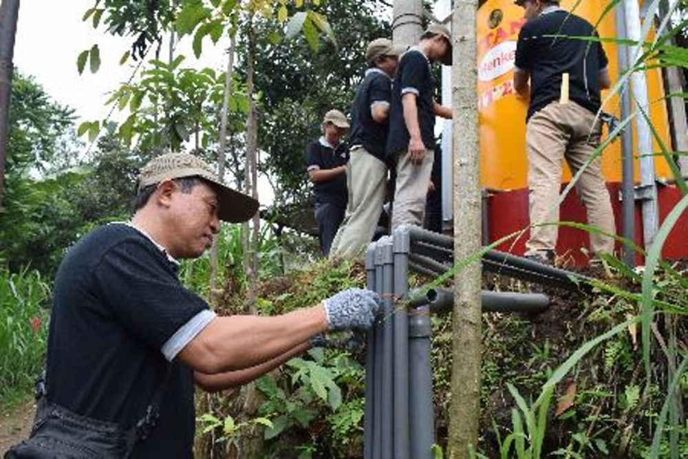Employees from Henkel Indonesia’s adhesive plant in Pasuruan volunteered helping to install the water pipes and with painting works