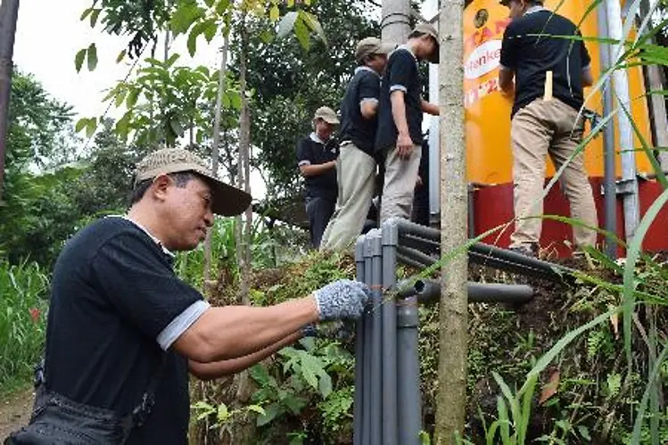 Employees from Henkel Indonesia’s adhesive plant in Pasuruan volunteered helping to install the water pipes and with painting works